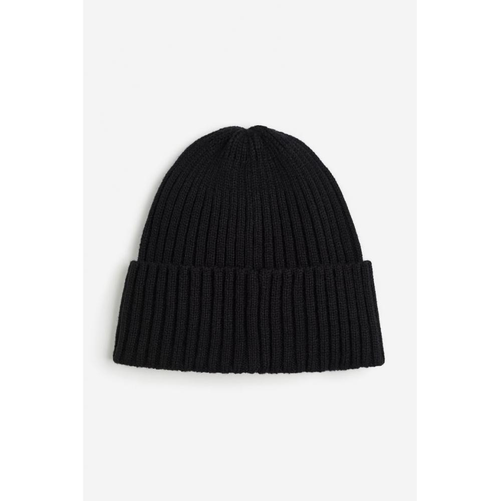 

Вязаная шапка в рубчик HM, черная