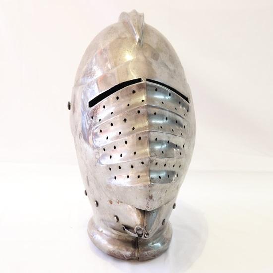 

Средневековый рыцарский шлем, шлем-бацинет, металлический шлем, шлем крестоносца, средневековые доспехи,