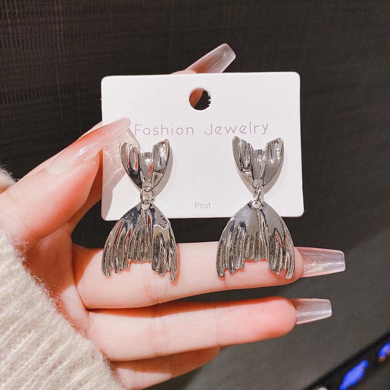 Metal cold wind pleated fishtail shape earrings European and American personalized design earrings simple niche temperament earrings