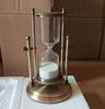 Elegante Sanduhr mit drehbarem Metallständer und fließendem Sand