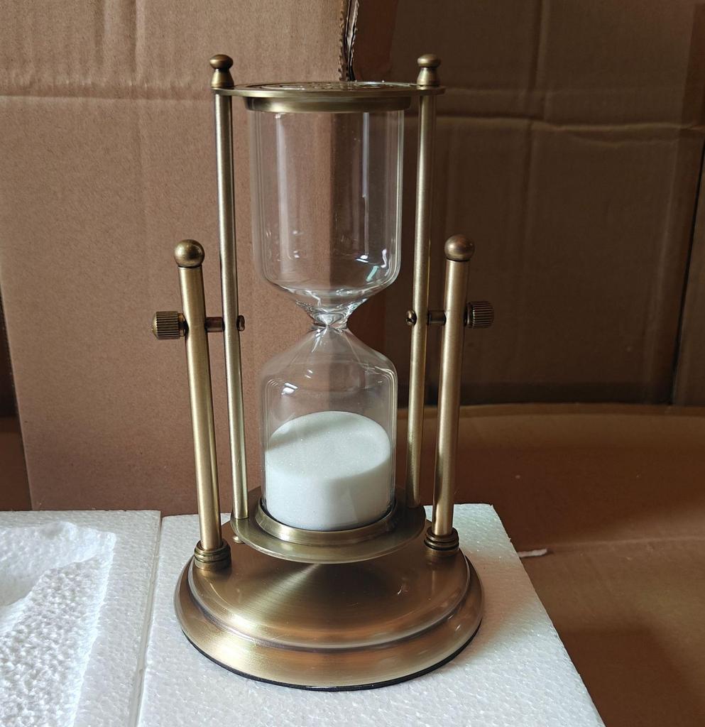 Elegante Sanduhr mit drehbarem Metallständer und fließendem Sand