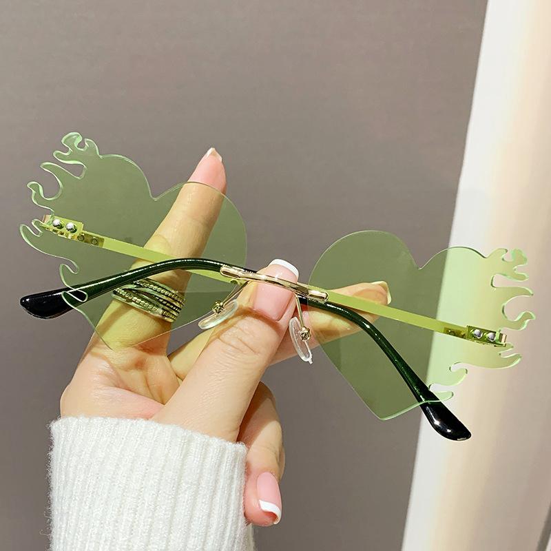 Nye Rammeløse Hjerte Solbriller Metallramme Kvinner Menn Shades Flamme Solbriller for Kvinnelig Mannlig Fest Reise Oculos Solbriller