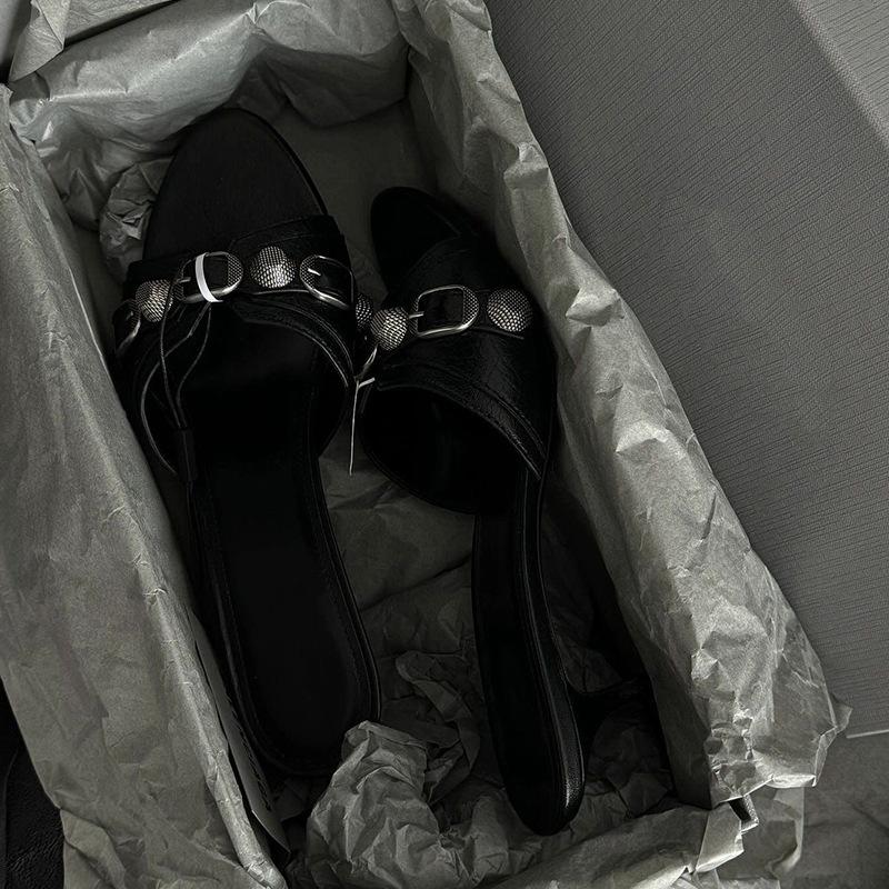 2024 neue Retro-Nieten-Schnalle Zehensandalen Damen sexy Punk-Stil Tragen hochhackige Halbschuhe Damen