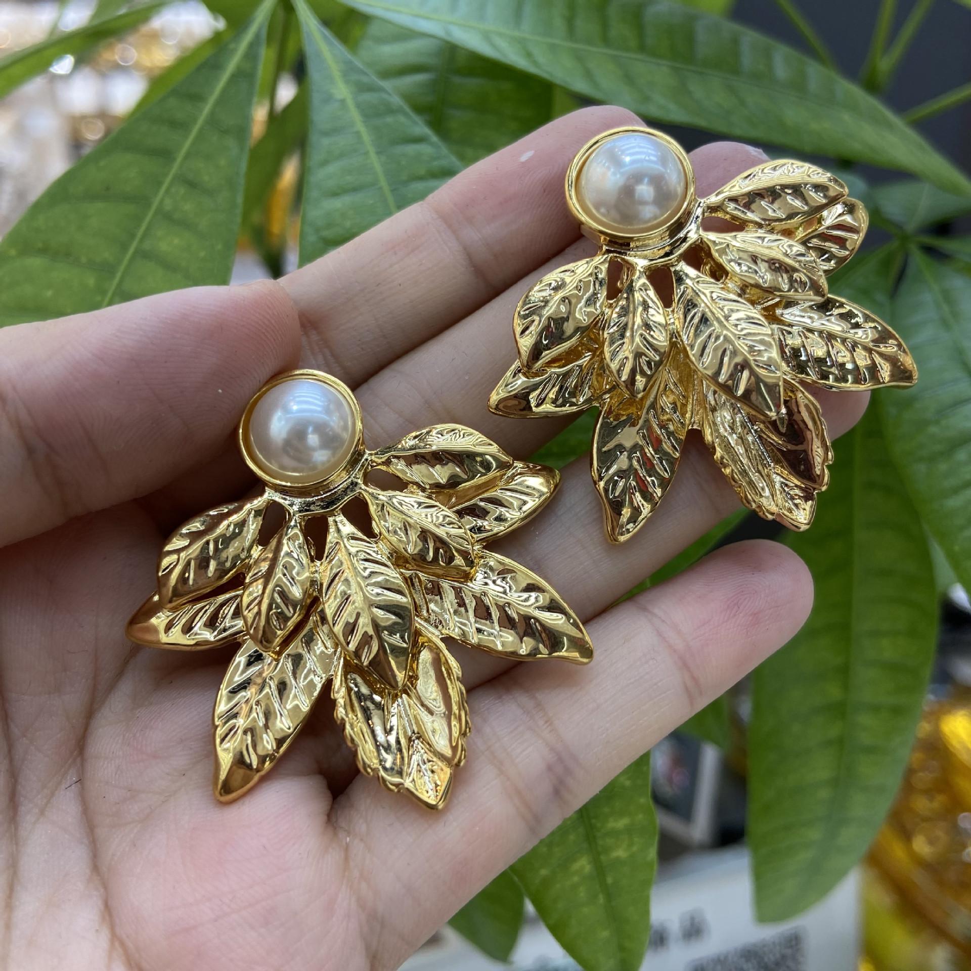 

Новые серьги в китайском стиле, легкие, роскошные, нишевый дизайн, персонализированные серьги, литературные серьги, серьги-гвоздики с жемчугом в виде листьев, улучшенного смысла