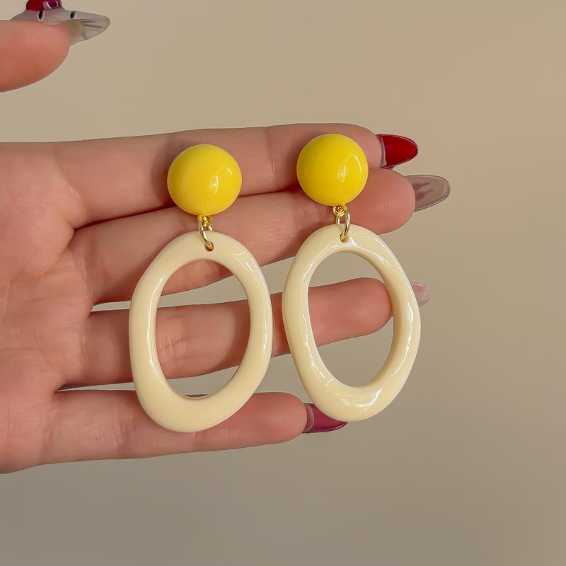 Dopamine flower ear hook women's new holiday style accessories ear clips without ear piercings, high-end seaside cute ear accessories