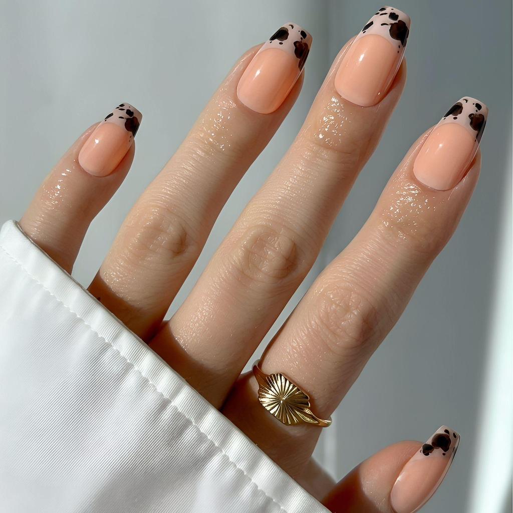 Hochwertige tragbare künstliche Nägel im Mandel-Nude-French-Stil – mittellange und lange Nagelspitzen