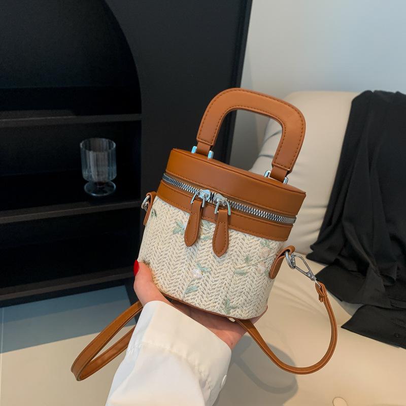 

Популярний цього року нішевий дизайн сумка для з’єднання 2024 року нова жіноча сумка літня контрастна кольорова сумка-месенджер текстурна ручна сумка коричневий