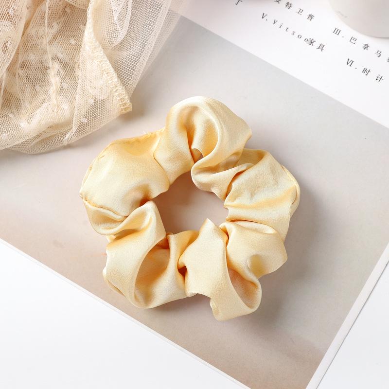 

Сатиновая французская ретро резинка-скранчи для хвостиков бежевый