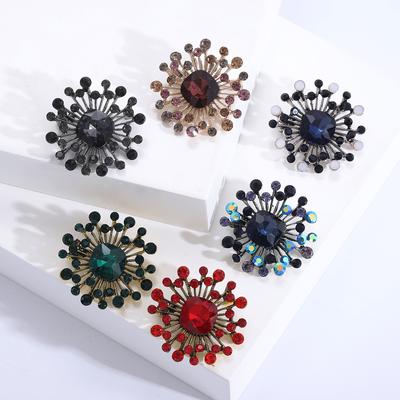 Vintage Small Crystal Dandelion Brooch Elegant Palace Vintage Atmospheric Clothing Accessories Metal Badge