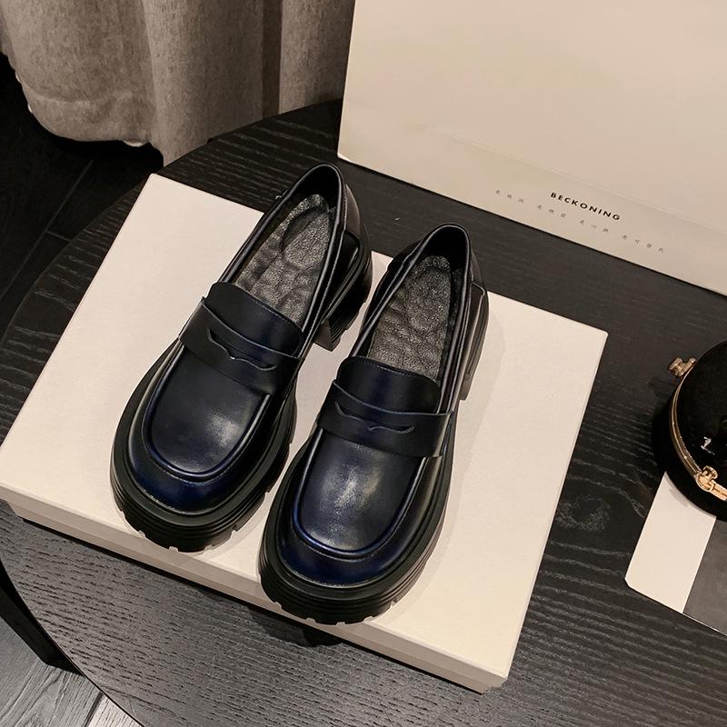 Damen Retro Leder Slipper im britischen Stil mit verstecktem Absatz, Trend Frühjahr 2025.