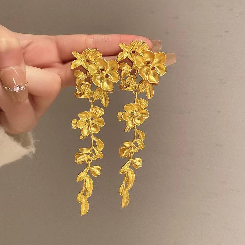 European and American exaggerated flower leaves fringed earrings, metal wind high-end long earrings fashion Internet celebrity earrings золотой