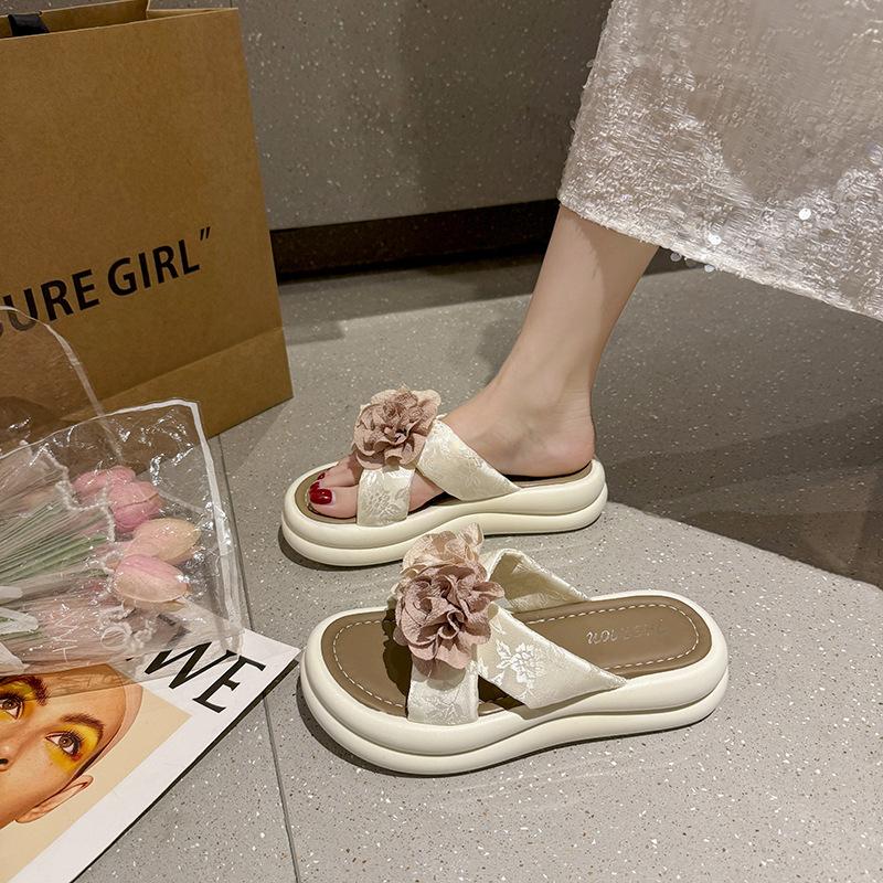 Internettkändis blomma flip-flops kvinnor, sommar nya klämda fötter strand tjockbottnade svala tofflor, små tofflor