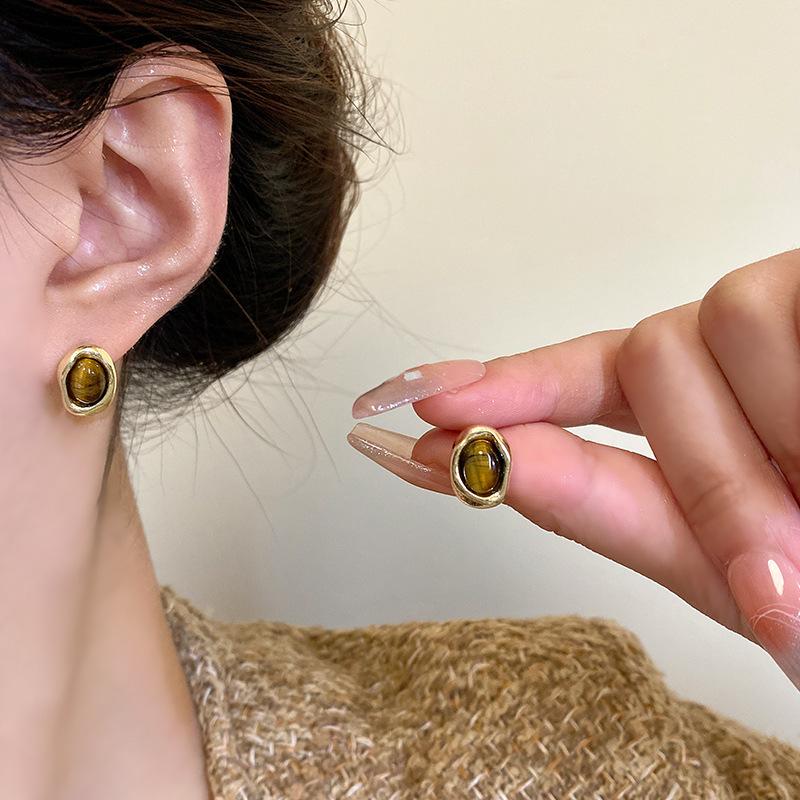 Maillard Style Geometric Tiger's Eye Stone Stud Earrings Women's Retro Small Temperament Earrings High-end Simple Explosive Earrings