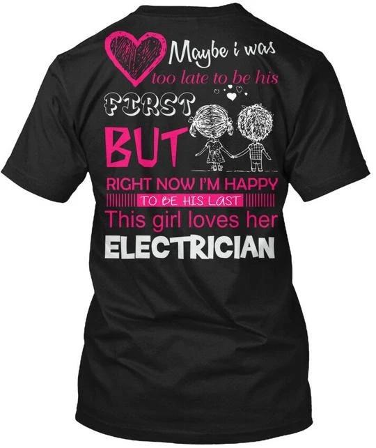 

Эта девушка любит своего электрика Может быть, я был слишком Т-футболка Сделано в США S - 5XL S