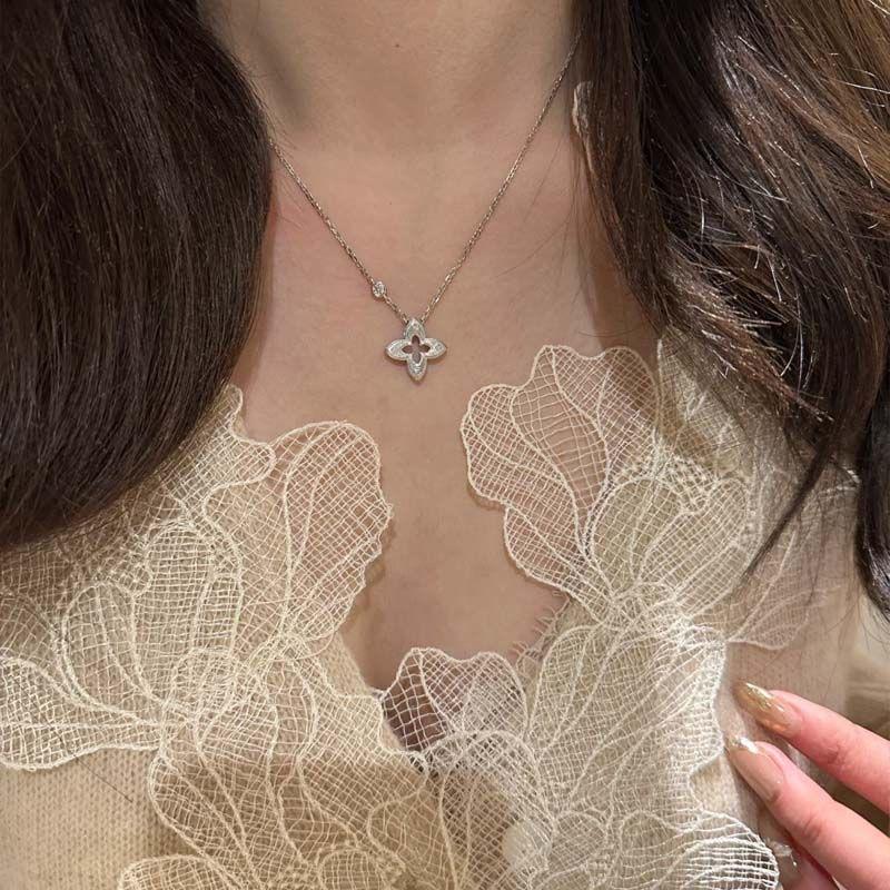 Four-Leaf Clover Necklace New Light Luxury Senior Sense Titanium Steel Does Not Lose Colour Collarbone Chain Jewellery