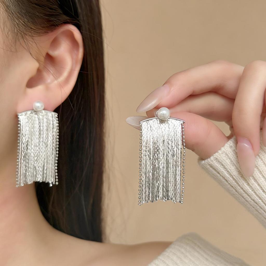 Elegant European and American High-End Pearl Tassel Earrings – Chic, Luxurious, and Stylishly Bold