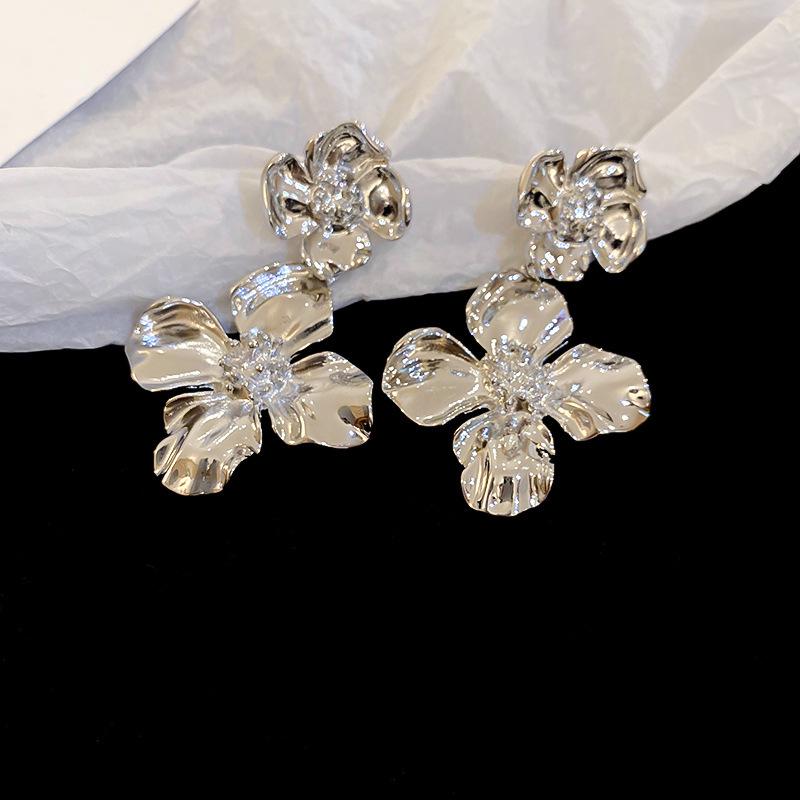 

Silver Needle Elegant Flower Stud Earrings - European & American Design, Versatile High-End Luxury, Niche Style for Women