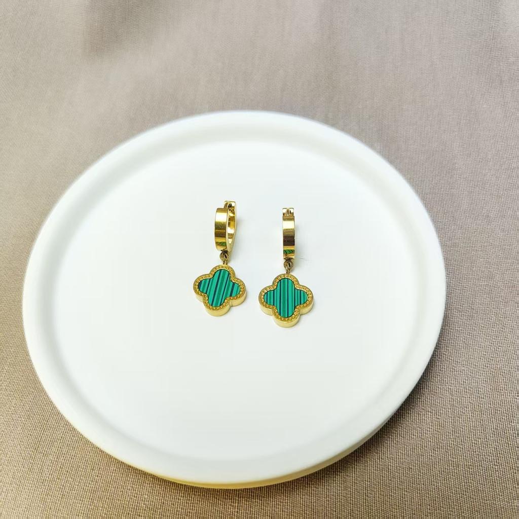 18K Clover Ear Clip Titanium Steel Short, Versatile, Simple, Light Luxury, Gold Edge Earstuds