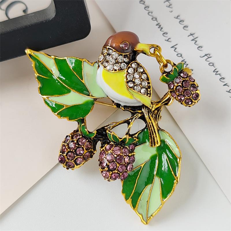 European and American Retro High-end Strawberry Magpie Brooch Women s Niche High-end Brooch 3CM*5CM