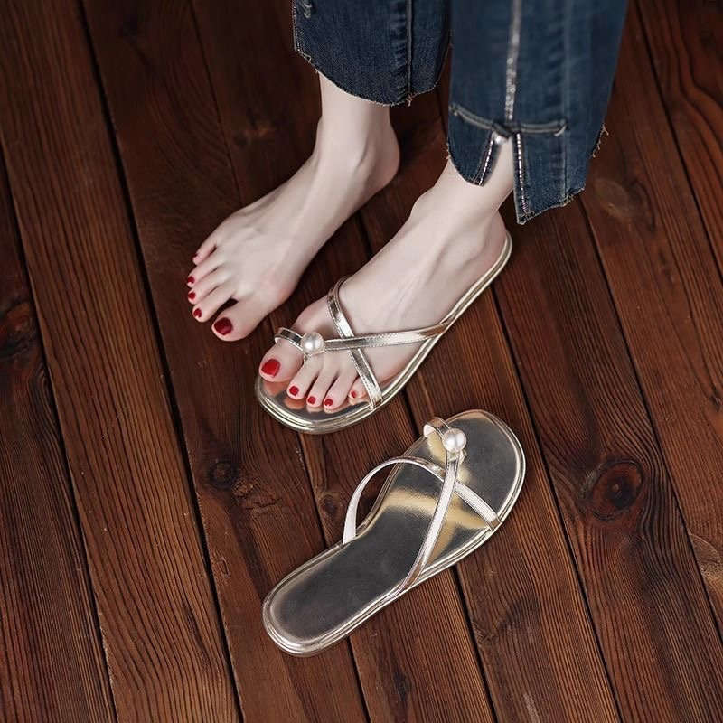 A Versatile Soft-soled Flip-flop for Women A New Style of Fashionable Flat Shoes for Outerwear