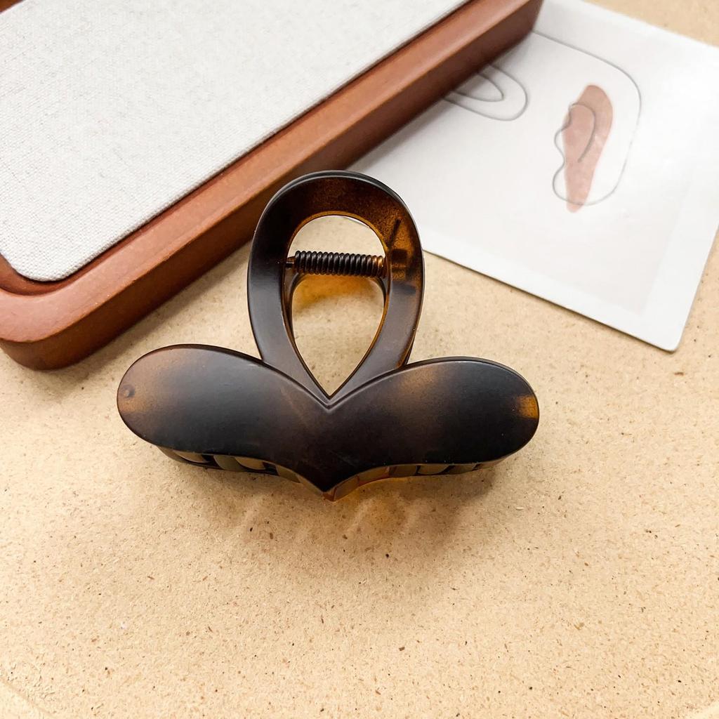 Elegant 2024 Heart Claw Clip for Women – New High-End Autumn/Winter Hair Accessory