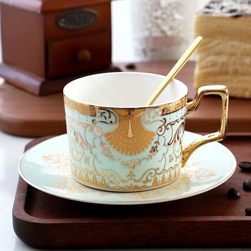 Feines Knochenporzellan Kaffeetassen- und Untertassensets, 270 ml Wunderschön glasierte Teetasse mit Goldrand und Henkel, Keramik-Kaffeetassen mit goldenem Löffel