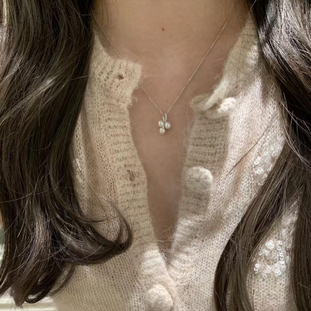 2026 French Pearl Grape String Pendant Necklace Exquisite and Simple Clover Premium Clavicle Chain Unique Neck Chain Female