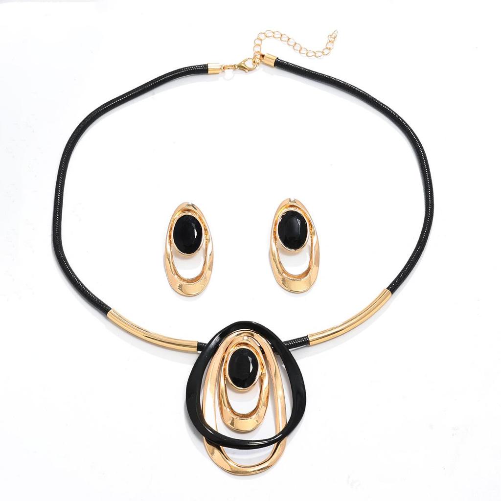 European-American Fashion Retro Pendant Necklace & Oval Earrings Set for Women