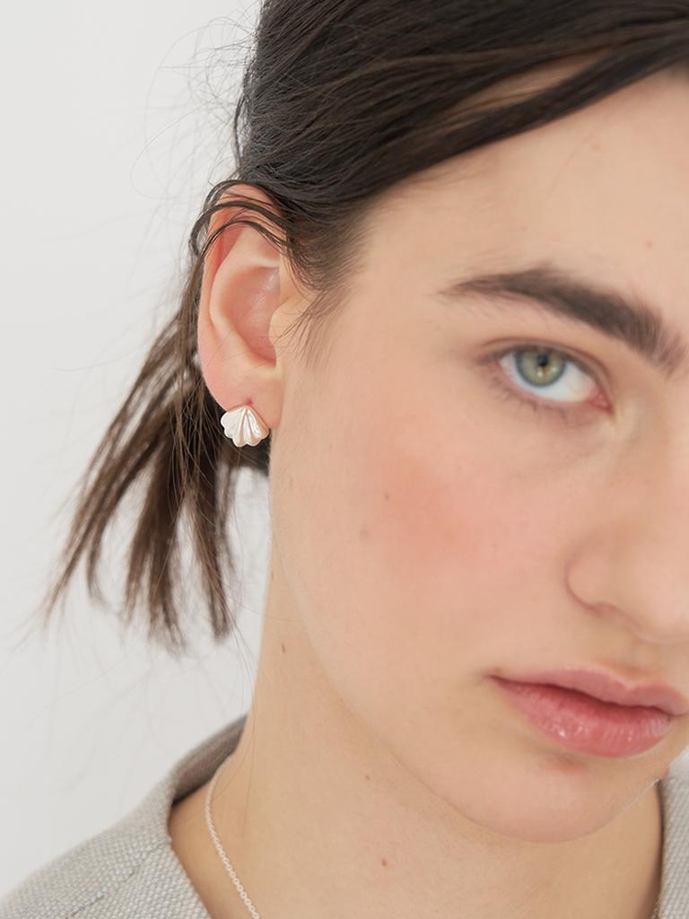 Still Instant Shell Flow Earring