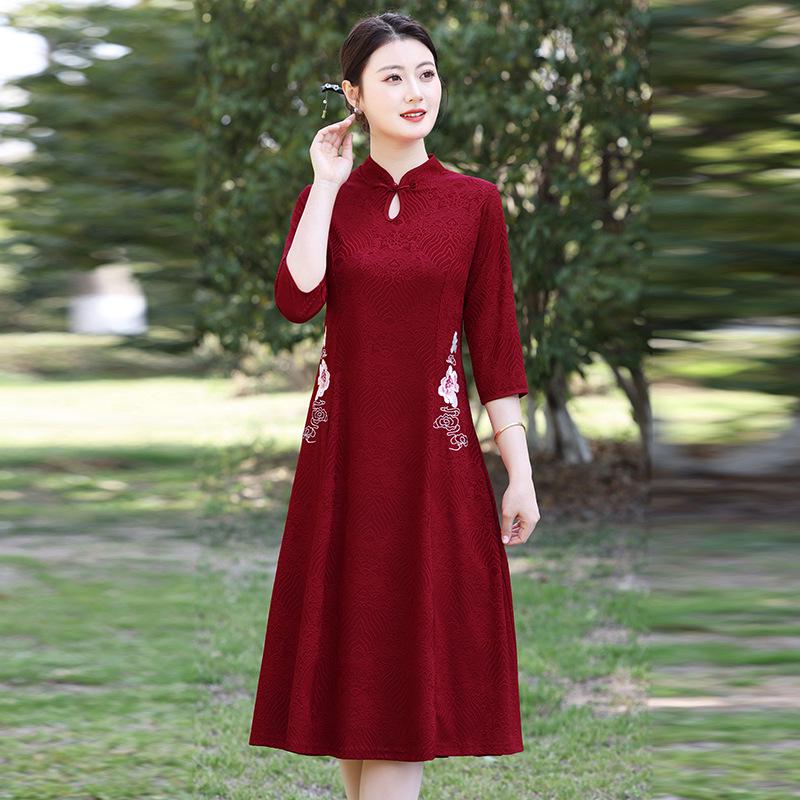 Retro Qipao Dress for Middle-aged Women, Slimming Fit, Seven-quarter Sleeves, Perfect for Spring and Summer
