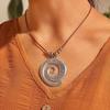 Europäische Retro-Streifen-Spiralanhänger-Wachskordel-Halskette: Personalisierte und trendige Schlüsselbein-Kette, Nischen-Design.