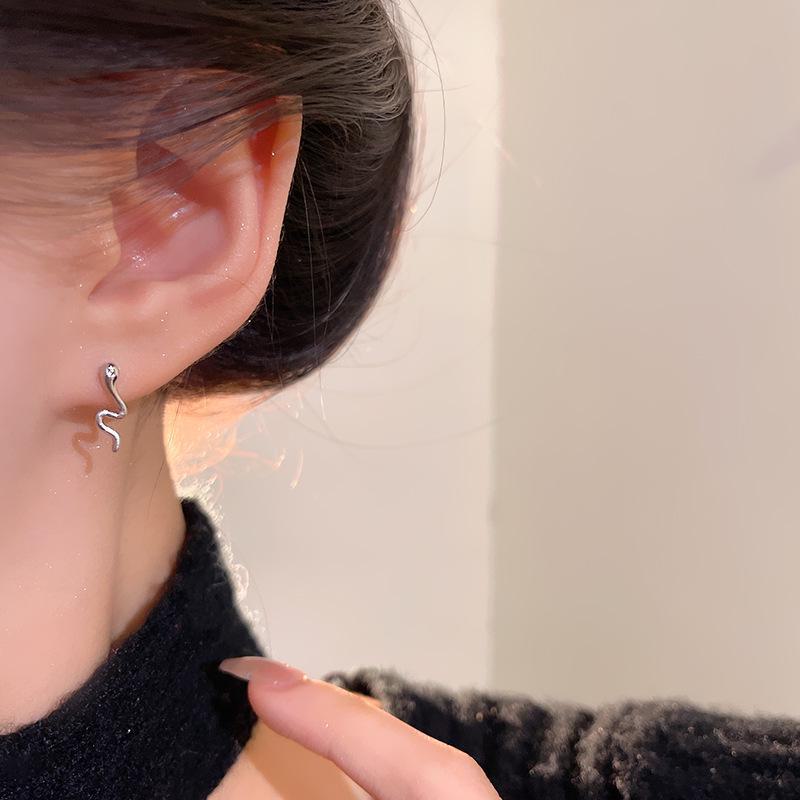 Minimalistické náušnice ve tvaru hada: Roztomilé a všestranné módní šperky pro ženy
