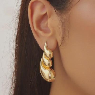 Europäische und amerikanische geometrische Metallohrringe: Lichtempfindliches Wassertropfen-Design im Streetstyle für Damen