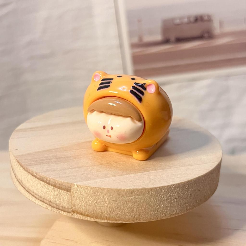 Lilith Jednokolorowy Lakier Torebka Niespodzianka: Urocza tygrysia ozdoba na biurko lalka zabawka