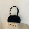 Handheld Bag of Baguette Shape, A High-end Commuter Shoulder Bag with An Underarm Compartment.