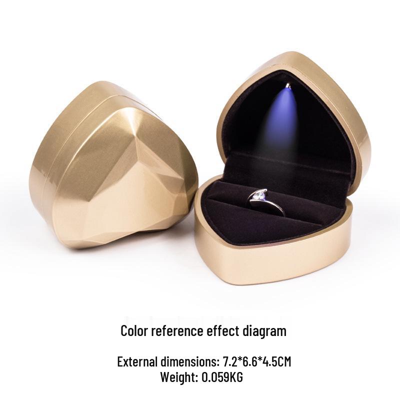 Elegant hjerteformet smykkeskrin med LED-lys for ring eller halskjede.