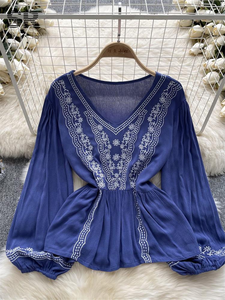 Весенняя свободная блузка с цветочной вышивкой — фото 25