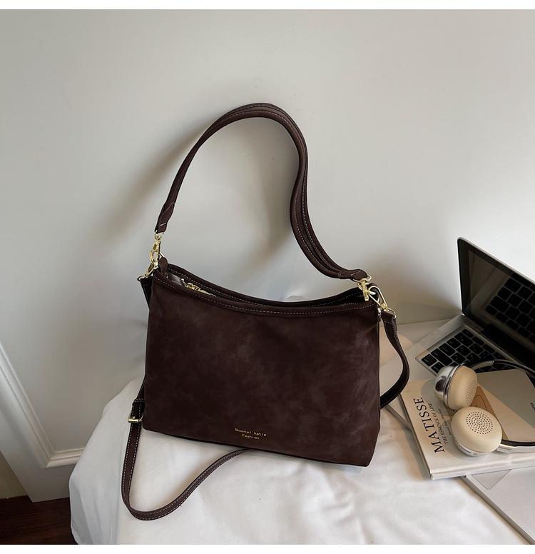

Матовая ретро сумка-багет для通勤, женская новая высококлассная модная сумка через плечо большой вместимости, нишевая сумка-мессенджер для 通勤 темно-коричневого