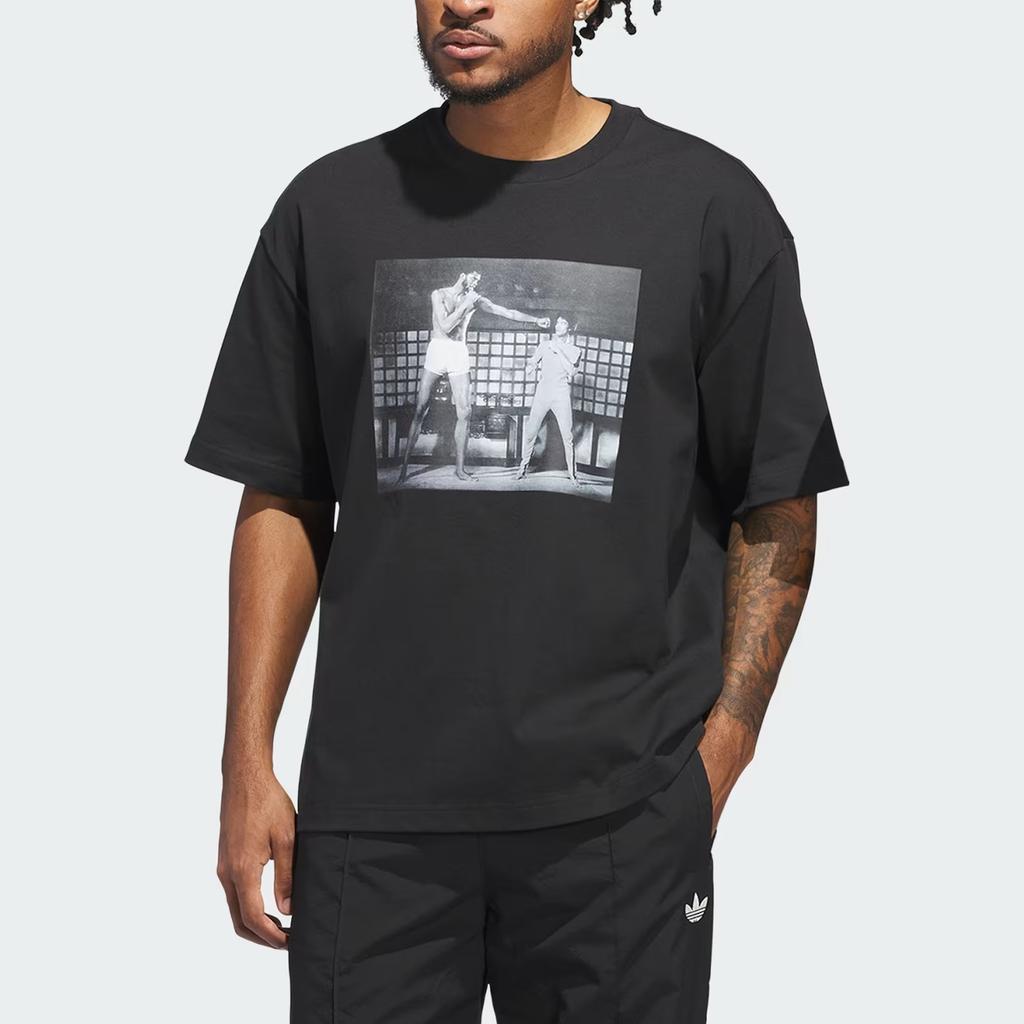 Adidas Originální grafické tričko volného střihu s krátkým rukávem a kulatým výstřihem Kareem Scoring Champ Unisex topy JZ7911