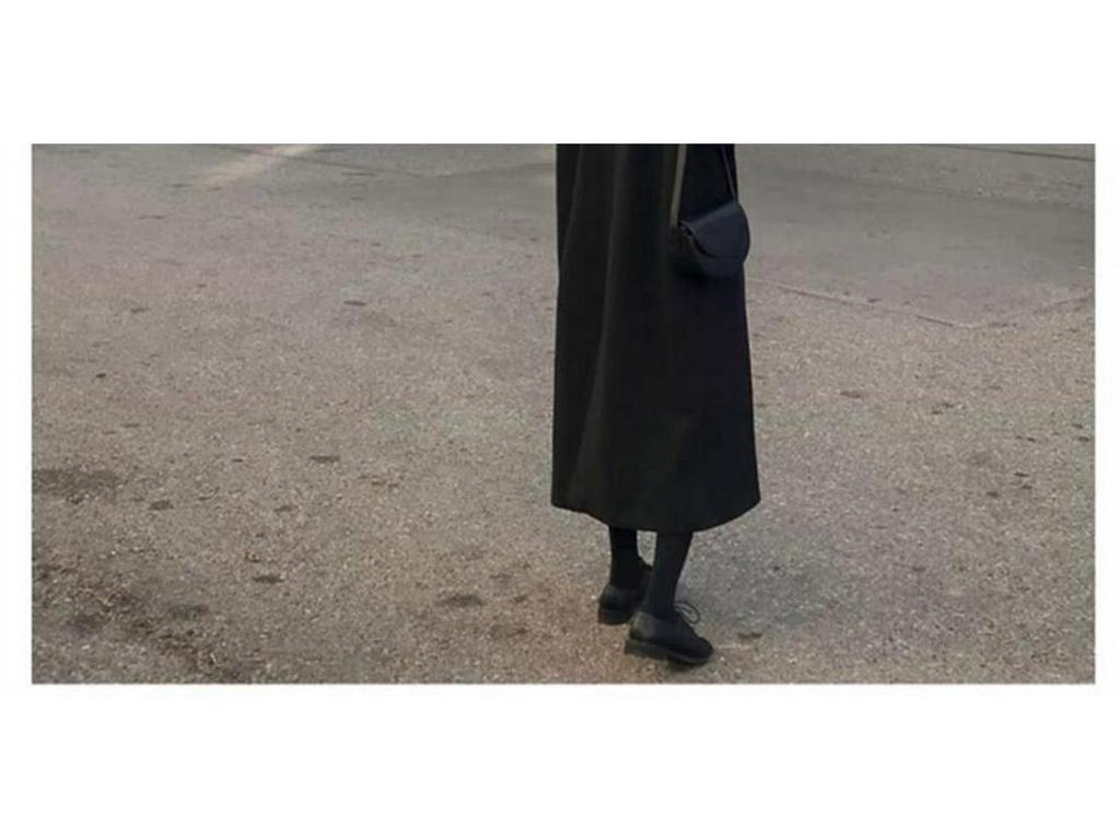 Dámský vlněný kabát černé barvy střední délky nad koleno, Hepburn styl, korejský styl, volný střih, styl Mori, připravený na zimu.