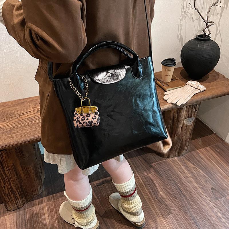 

2025 new fashion trend high sense flip dumpling bag high sense portable women s bag versatile messenger bag 27*8*25 чёрный
