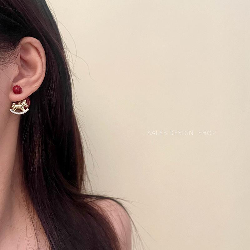 Серьги-гвоздики с микроинкрустацией «Год Лошади»: Роскошные, Модные, Универсальные Аксессуары для Женщин