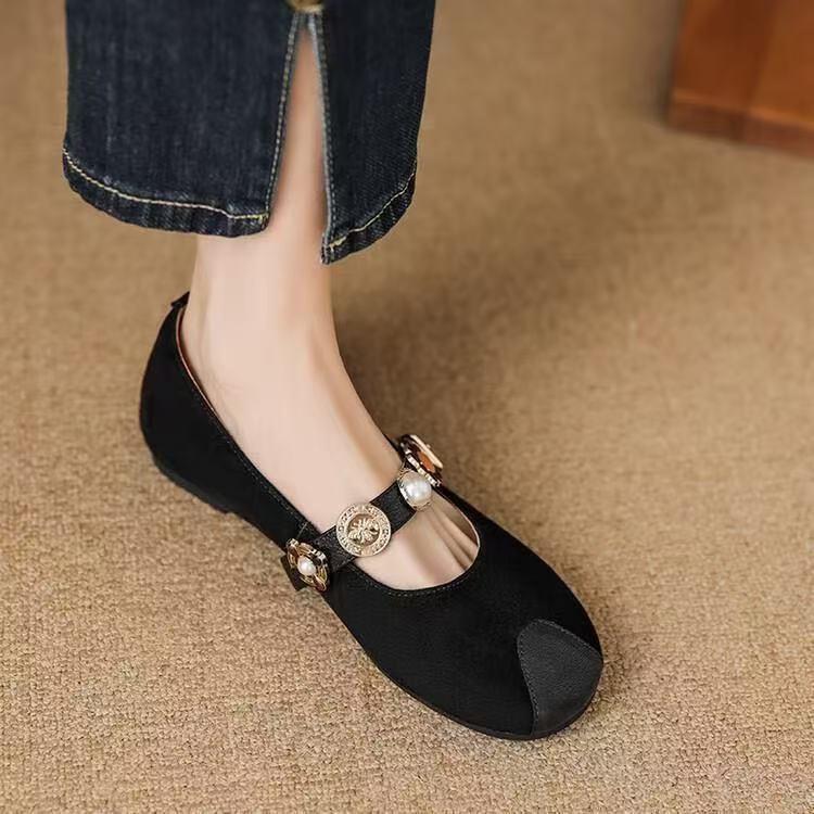 

Retro French single shoes women s 2025 new spring and summer Mary Jane women s shoes niche design sense pearl flat beanie shoes 35