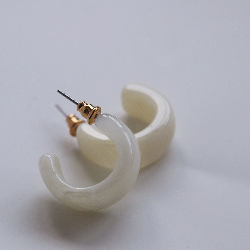 

Amber Acrylic Semicircle Earrings Small Ear Ring Women Ins European and American Personality Simple Niche Design Ear Studs Earrings White Cloud Color