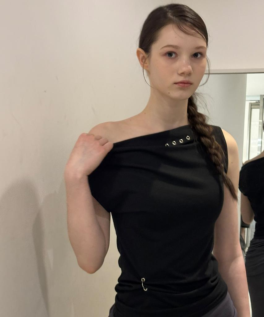 Lomaentinueo One-Shoulder Eyelet Sleeveless Top (Black)