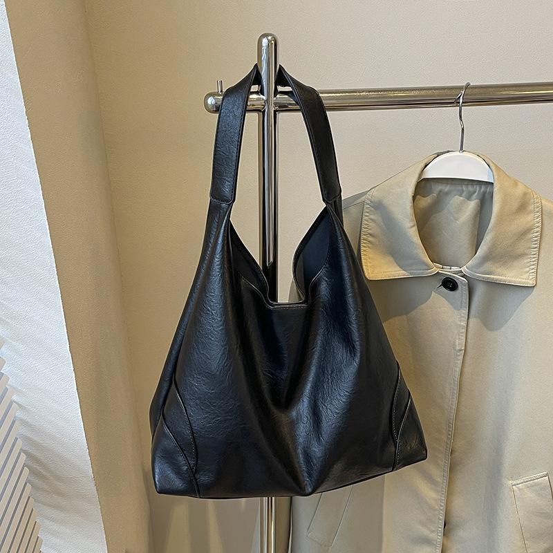 2025 Autumn and Winter New Korean Version Temperament Fashionable Large Capacity Soft Leather Underarm Shoulder Bucket Commuter Tote Bag Women