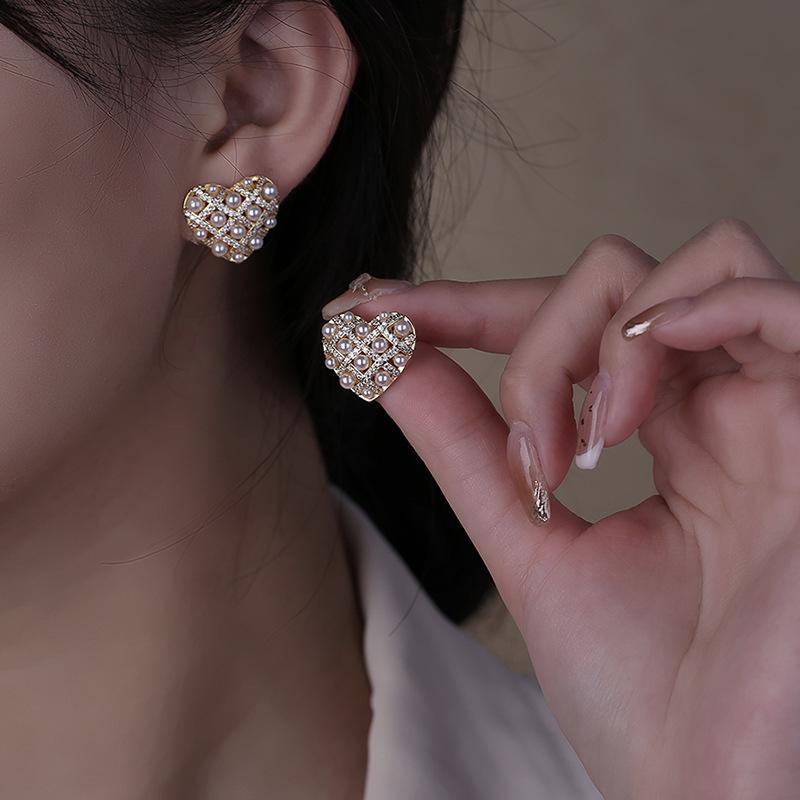 

Высококлассные серьги-сердечки с жемчугом Серьги Легкая роскошь Микро-вышитые серьги Жемчужные украшения