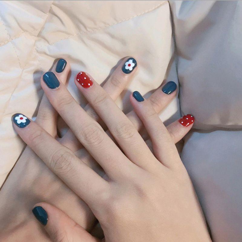 

2025 Новое поступление Детский маникюр Носить Ноготь Девочка Ученица начальной школы 6-12 лет Короткий нарядный накладной патч для ногтей Blue(Blue Hyuna Flower)