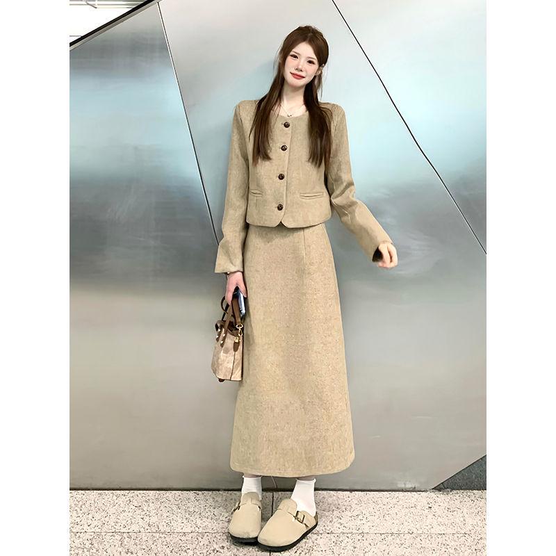 

Женский осенний 2024 французский шик комплект короткий жакет и юбка миди Small