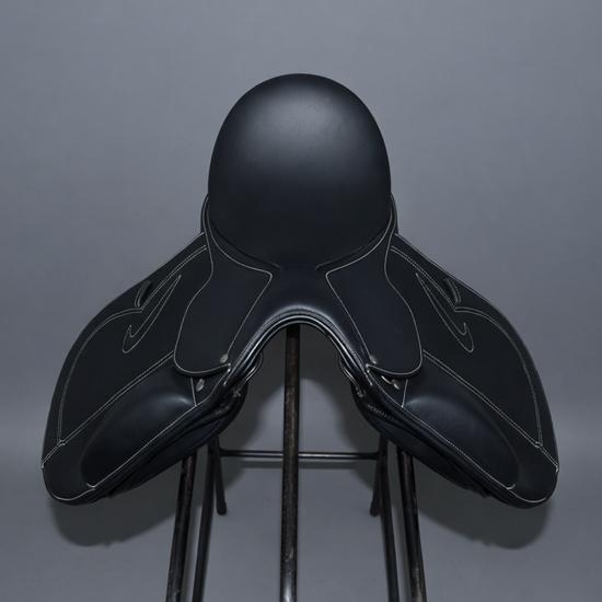Leather Dressage Double Flap Saddle with Changeable Gullets – Elegant Cantle Design